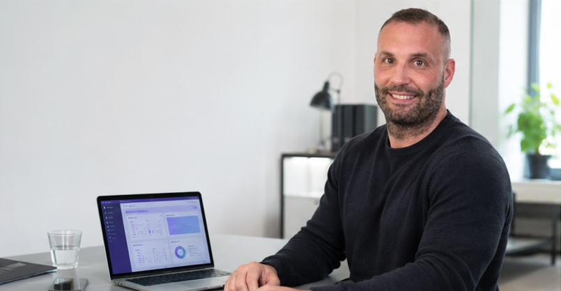 Christian Siegrist am Laptop
